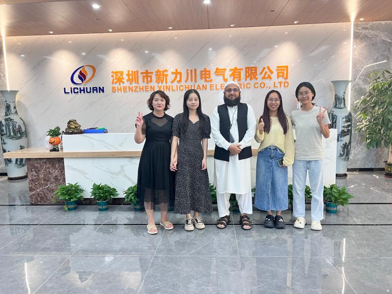 Lichuan accoglie calorosamente i clienti pakistani che visitano la fabbrica